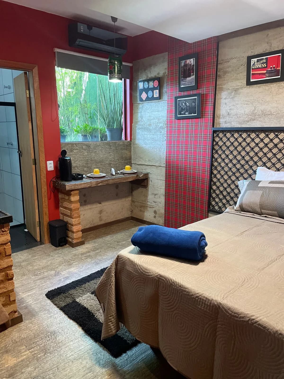 Loft Dublin: Vermelho e xadrez tartã, pôsteres de pub e cabeceira de madeira rústica.