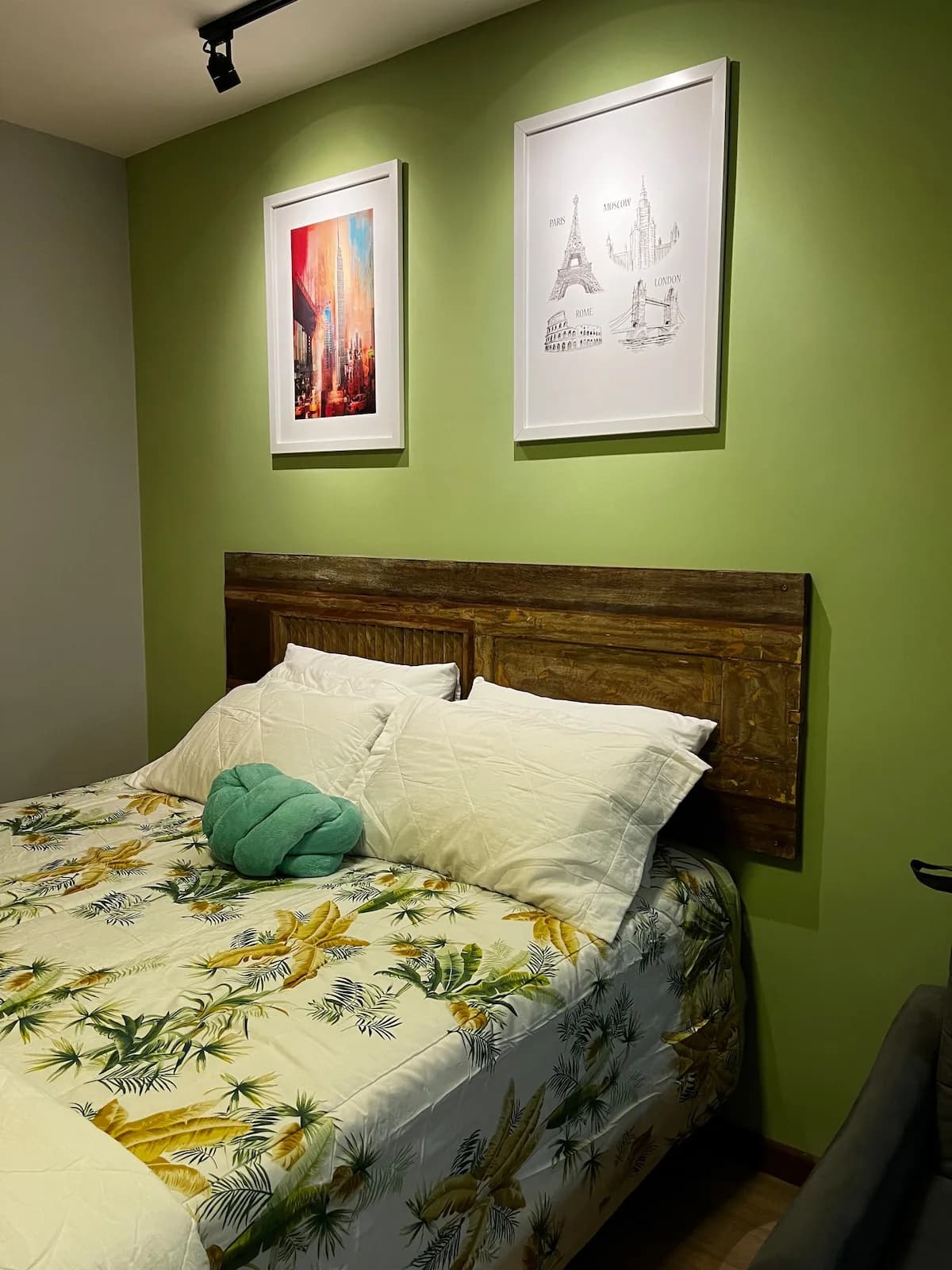 Loft Green Lounge: Verde-folha na cabeceira, madeira de demolição e vista para a montanha.