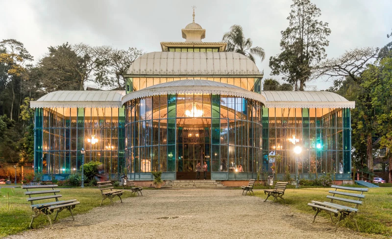 Palácio de Cristal iluminado ao entardecer